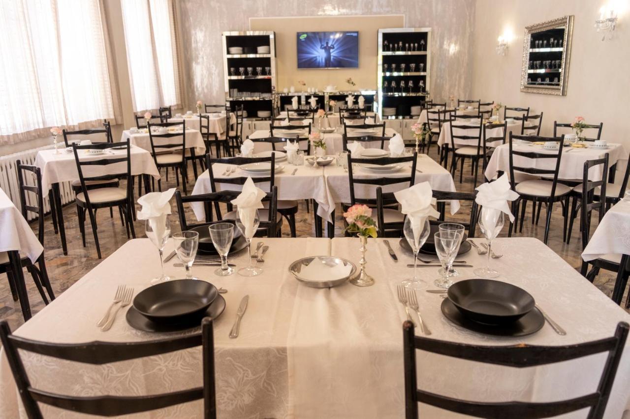 Hotel Giumer ريميني المظهر الخارجي الصورة