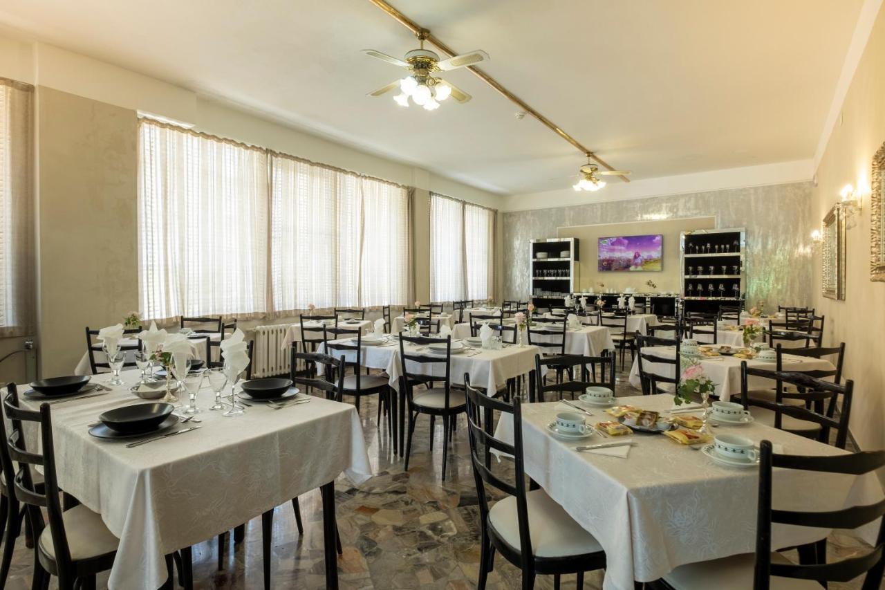 Hotel Giumer ريميني المظهر الخارجي الصورة