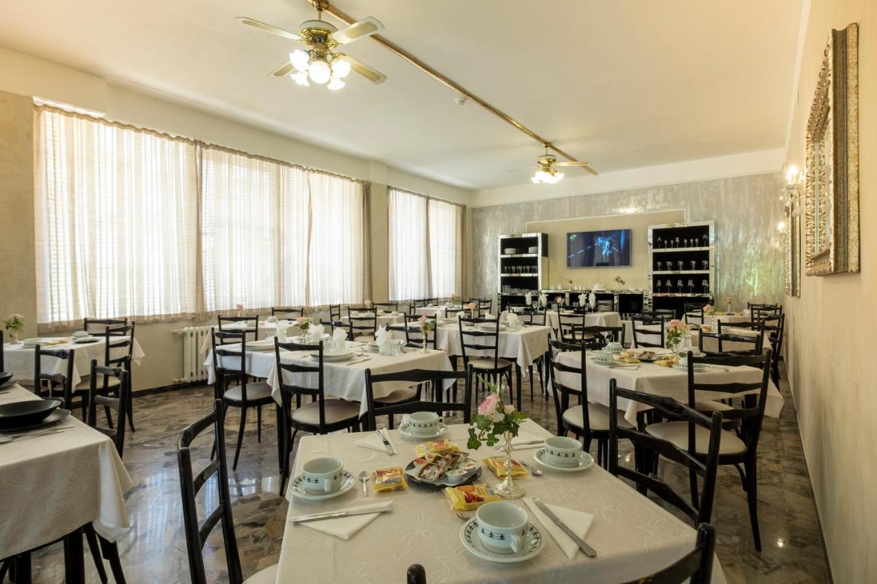 Hotel Giumer ريميني المظهر الخارجي الصورة